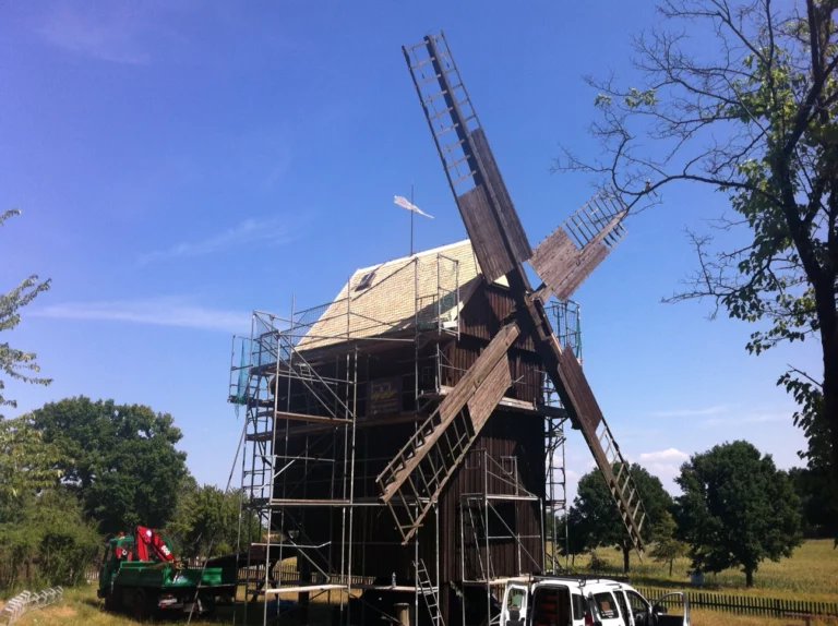 Historische Mühle mit Holzschindeln eingedeckt
